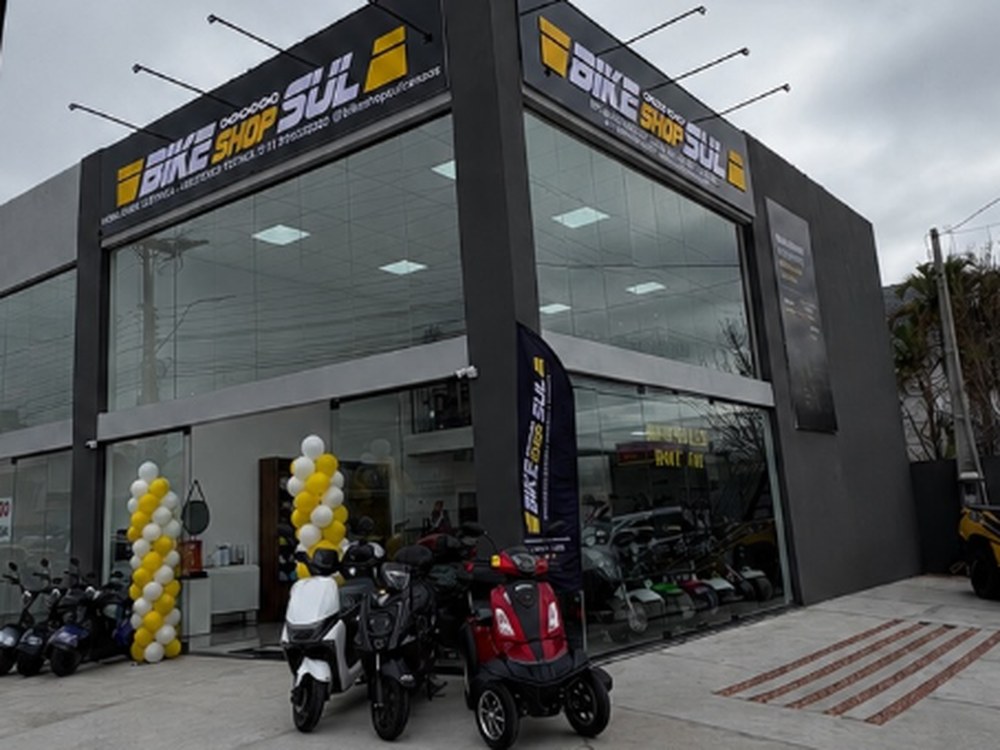 Fachada da Bike Shop Sul no centro de Canoas, com scooters elétricas na frente